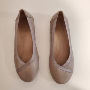 Vionic Flat Shoes Girl's Size 5